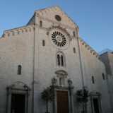 Proseguiamo e andiamo a visitare il succorpo della Cattedrale di San Sabino. Inaugurata nel 1292, fu costruita sulle rovine del duomo fondato nel V secolo e distrutto da Guglielmo il Malo nel 1156